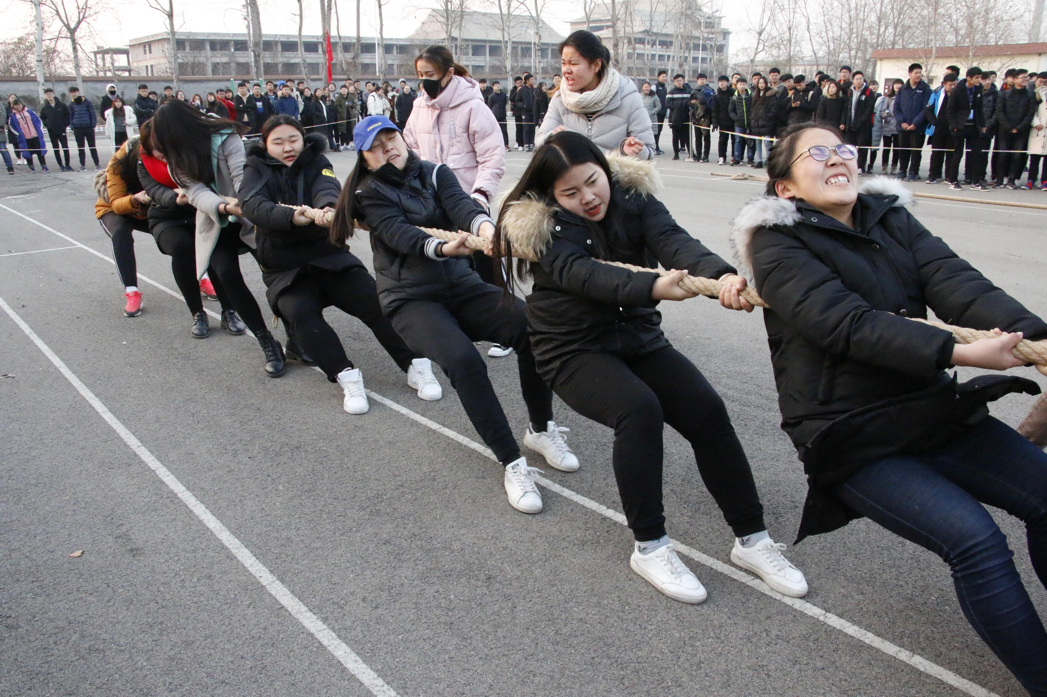 摩洛哥选手夺得拔河比赛头名